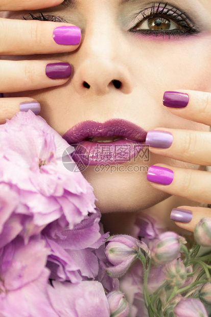 浅面多色紫的紫色修甲和化妆贴近对一个图片