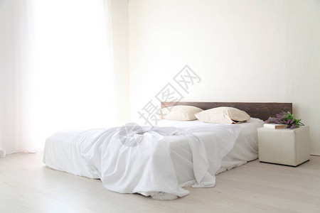 白色卧室有床和鲜背景图片