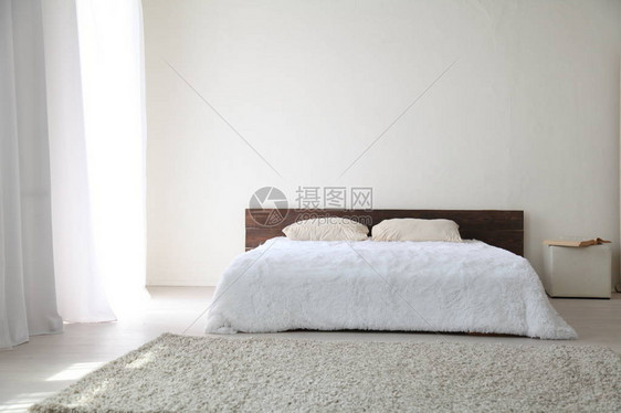 白色卧室有床和鲜图片