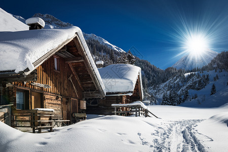 秋冬滑雪小屋和奥斯特里亚的雪山图片