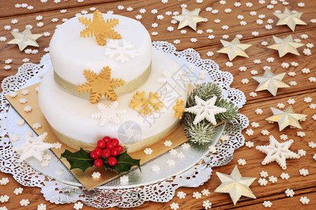 传统的圣诞蛋糕有两层冰雪花装饰品冬季日全利fir金星和在生锈的橡树图片