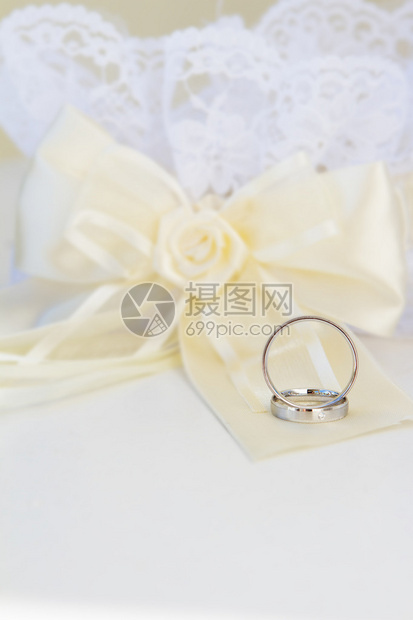 结婚戒指和白色的装饰图片