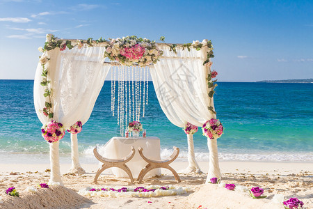 设置海滩婚礼热带户外婚礼接待会美丽的卡巴图片