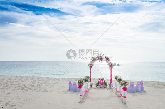 在热带沙滩户外海滩婚礼设置上装饰鲜图片