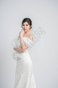 灰色背景穿着婚纱的美丽的亚洲年图片