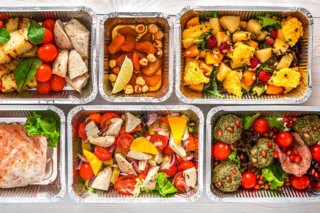 健康食品背景带走铝箔盒中的天然有机创意餐健身营养肉类五颜六色的蔬菜沙拉和水果图片