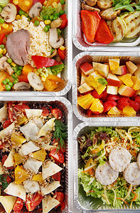 健康食品背景带走铝箔盒中的天然有机食品健身营养肉类和蔬菜沙拉顶视图图片