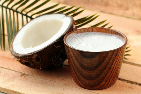 椰子和椰奶与棕榈枝图片