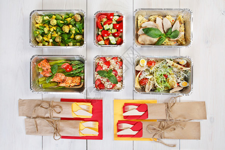 健康食品配送取消天然有机低碳水化合物饮食吃正确的概念健康的食物干净的食物带走铝盒蔬菜沙拉和肉顶视图图片