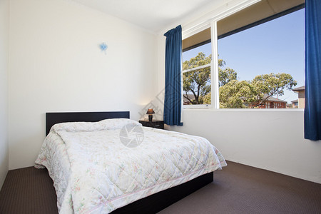 带窗景的现代卧室图片