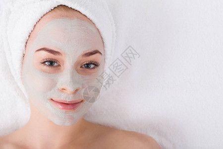 面罩温泉美容治疗师和复制空间在SPA沙龙皮肤护理顶视顶部上方应用脸部粘图片