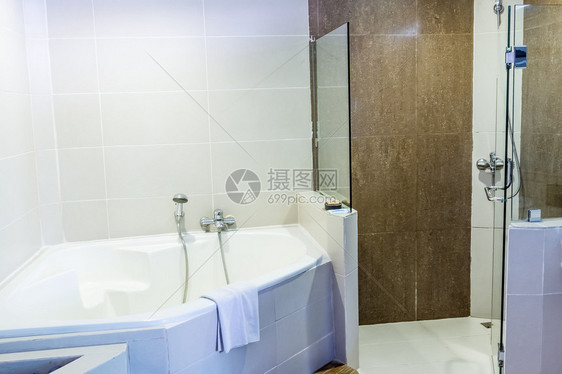 带洗脸盆的浴室酒店或家庭浴室内部图片