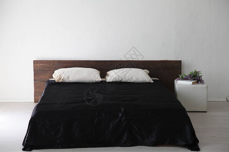 室内白色spanti床和黑色亚麻布图片