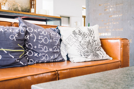 在室内客厅沙发装饰上美丽的豪华枕头图片