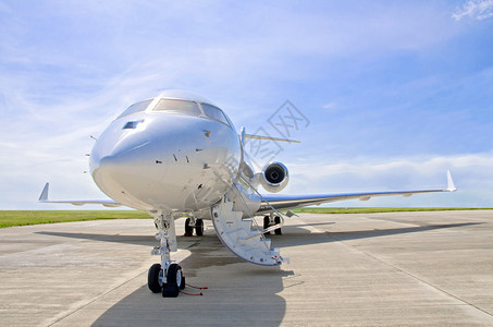 商务航班的豪华私人喷气式飞机侧视图BombardierGlobalE图片