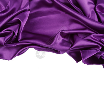 素色背景中紫色丝绸织物的特写背景图片