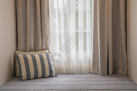 客厅的窗帘和沙发床图片