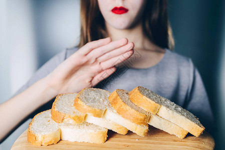 Gluten不容忍和饮食概念年轻女孩图片