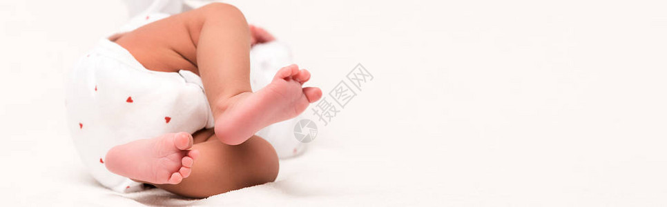 婴儿摇篮中产的婴儿在图片