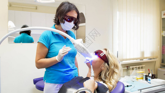 牙医控制紫外线灯美白牙齿的流程图片