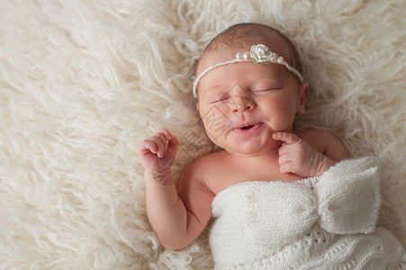 一个七天大的新生女婴可爱的表情她睡在奶图片