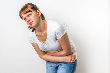 月经疼痛的女人正抱着她的腹痛孤立图片