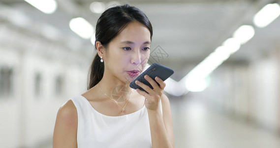 女人在手机上发送音频消息图片