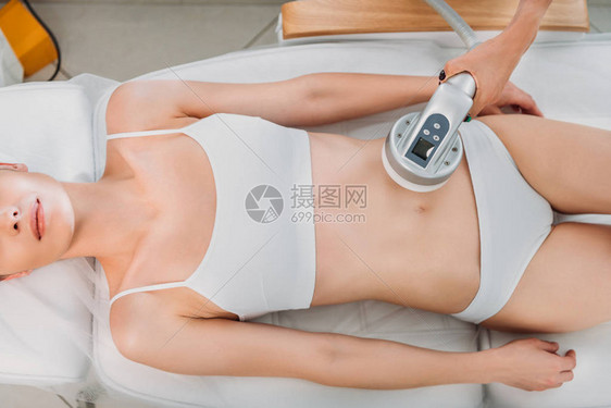 美容师在温泉沙龙为身穿白内裤的女客户做电按图片