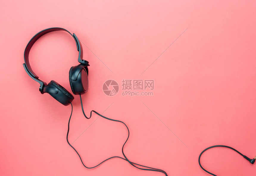 表格顶端查看收听无线电音乐背景概念附件的空中图像Flat在现代生锈的粉红色纸壁上打黑耳机用于创造设计和内图片