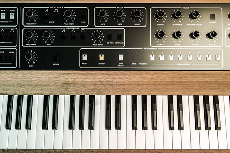 木制复古音乐键盘的3d插图图片