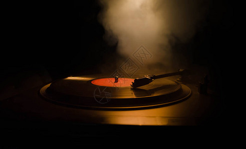 转盘黑胶唱片机唱片骑师的复古音频设备DJ混合和播放音乐的声音技术黑胶唱片在燃烧的图片