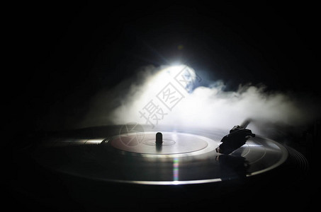 转盘黑胶唱片机唱片骑师的复古音频设备DJ混合和播放音乐的声音技术黑胶唱片在燃烧的图片