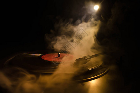 转盘黑胶唱片机唱片骑师的复古音频设备DJ混合和播放音乐的声音技术黑胶唱片在燃烧的火图片
