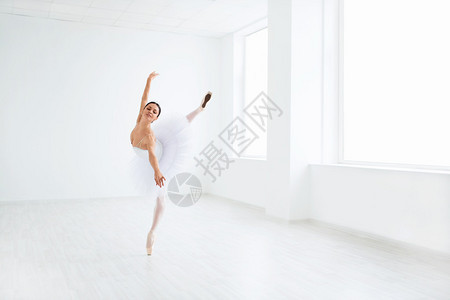 在演播室跳舞的美丽芭蕾舞演员图片