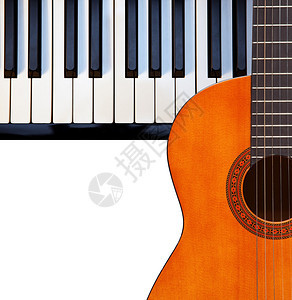 原声吉他和钢琴键在白色图片