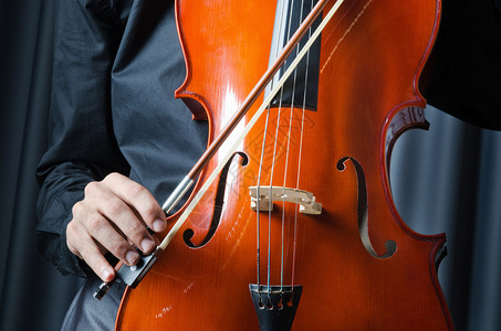拉大提琴的男人图片