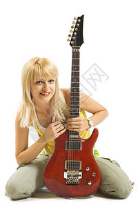 一位女孩吉他手坐在白色背景的图片