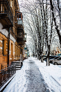 冬季城市风景一个小镇的街道埋有图片