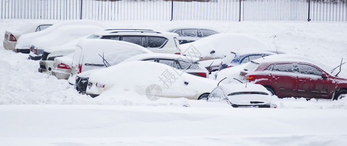 有交通标志的雪地公路在乡村公路上突然降雪和大雪背景图片