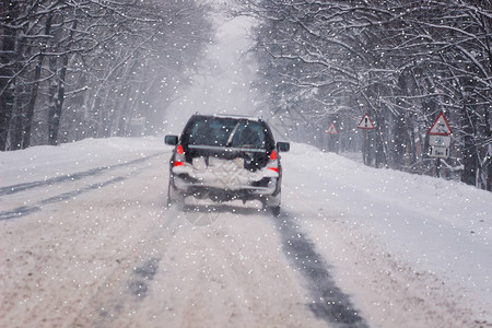 寒冷的天气暴风雪可见度差滑的道路莫斯科地区图片