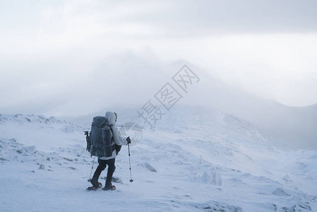冬山探险雪鞋滑雪暴风雪恶劣天气图片
