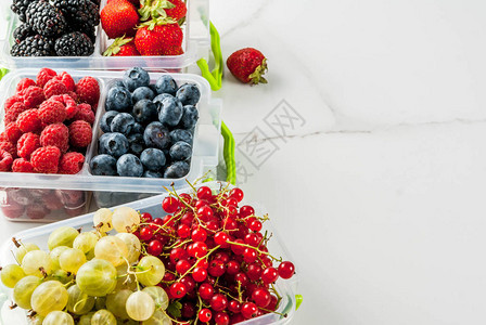 夏季水果和浆果6种未加工的有机农民浆果覆盆子黑莓蓝莓草莓红醋栗醋栗在盒子里背景图片