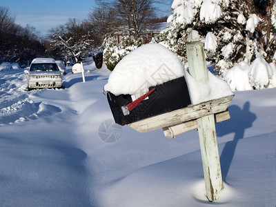 冬雪暴风雪过后住家的图片