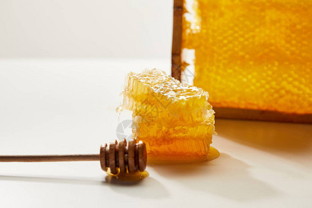更深层的木制蜂蜜和白色桌面图片