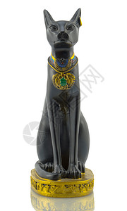 黑色埃及猫的雕像上面有的白色隔离图片