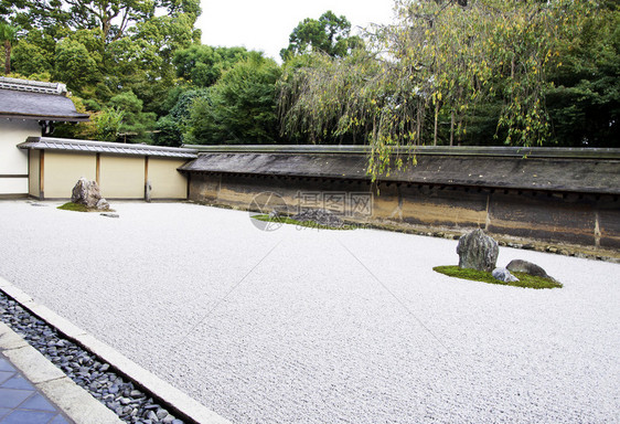 龙安寺的禅岩庭园在白砂石上的十五石庭园图片