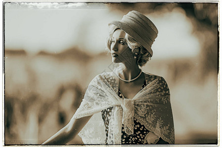 1930年代的古老黑白照片美丽的时装女郎在乡村夏季风图片