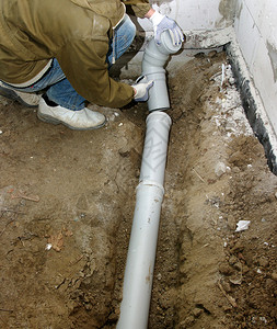 水管工组装pvc污水管图片