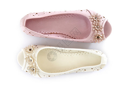 白色和粉红色的鞋子背景图片