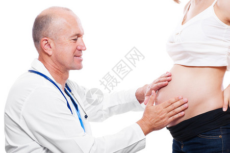 高级医生对孕妇腹部进行检查在白种背图片